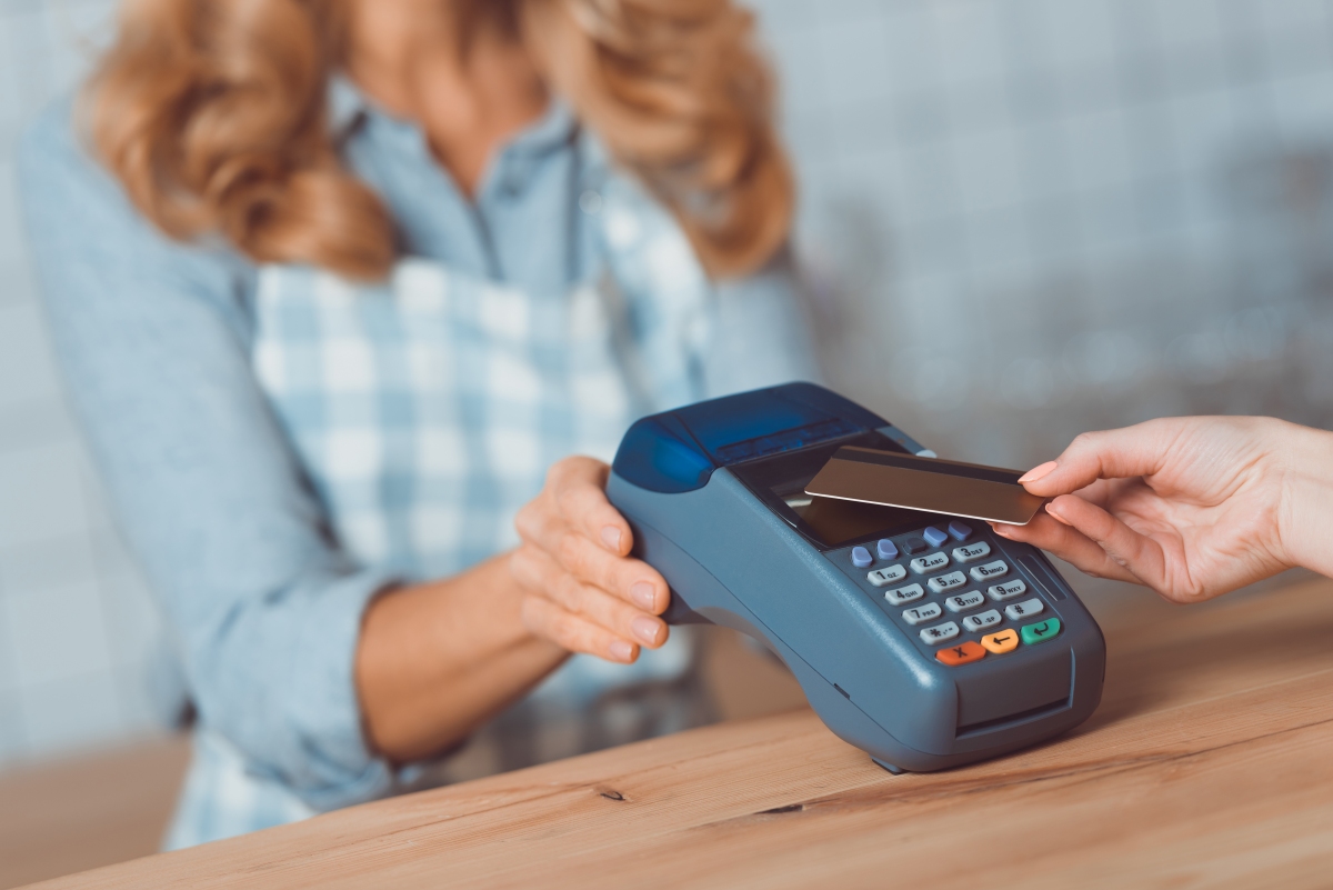 Sunt obligați agenții economici să instaleze terminale POS ce oferă posibilitatea de plată cu cardul bancar?